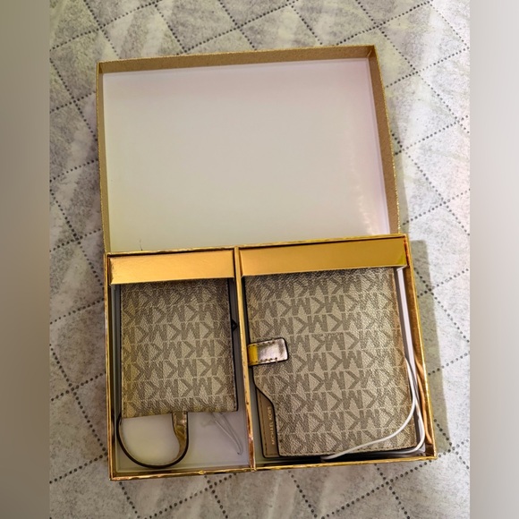 Michael Kors Handbags - Michael Kors Travel Set